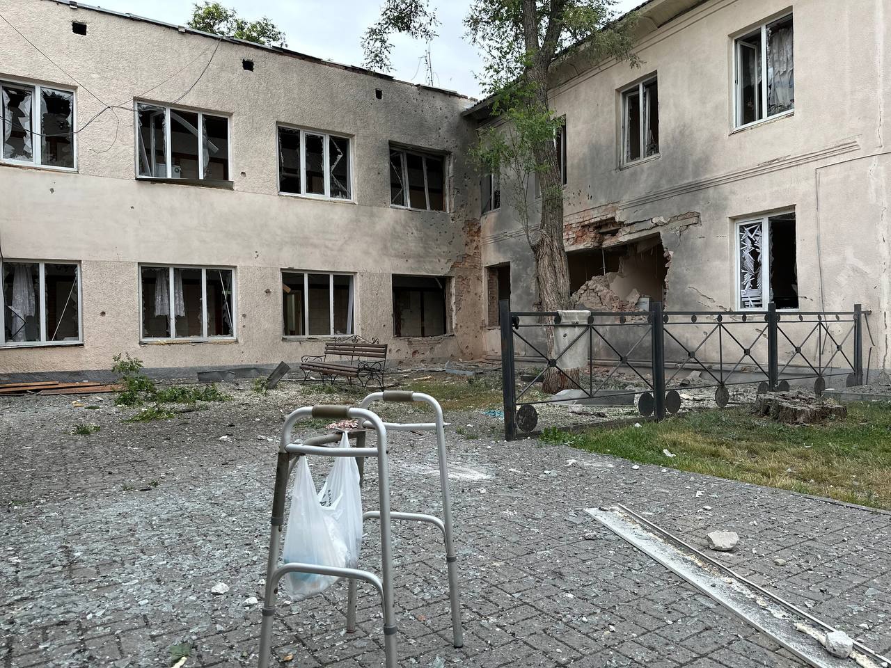 Обстрелянный ПВР, где размещались жители Середы