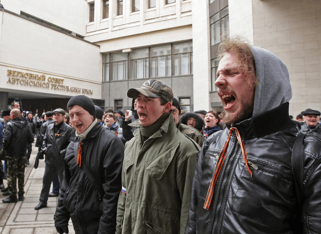 Пророссийские активисты возле Верховной рады Крыма, 26 февраля 2014 года