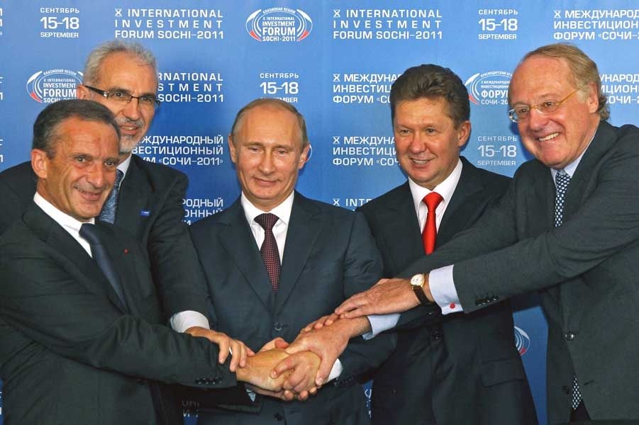 Анри Прольо (крайний слева) и Владимир Путин на подписании соглашения о Южном Потоке в 2012 году в Сочи 
