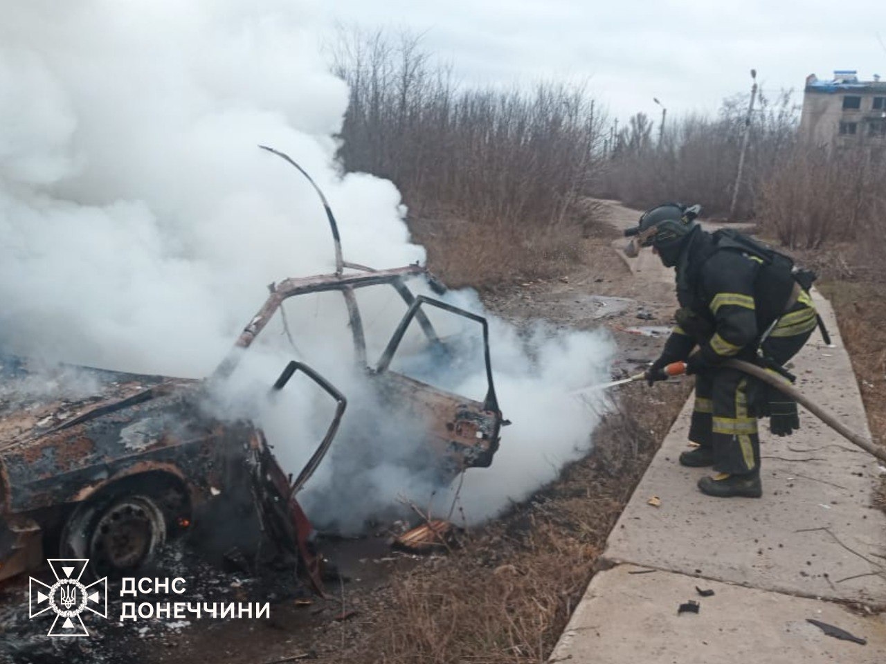 Последствия удара российского FPV-дрона по автомобилю с сотрудниками Славянской ТЭС 17 февраля 2026 года