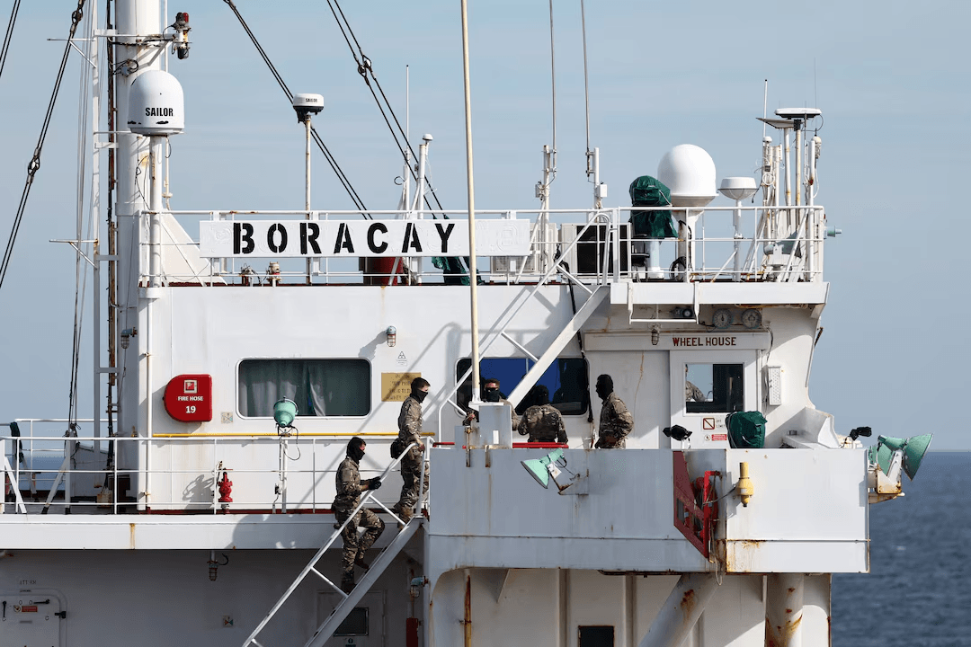 Фото: французская морская жандармерия на борту танкера Boracay, задержанного в конце сентября / Reuters 