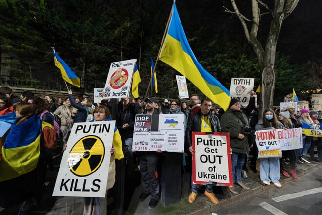 Германия объявляет полную блокаду российским банкам и прекращает бизнес с Россией