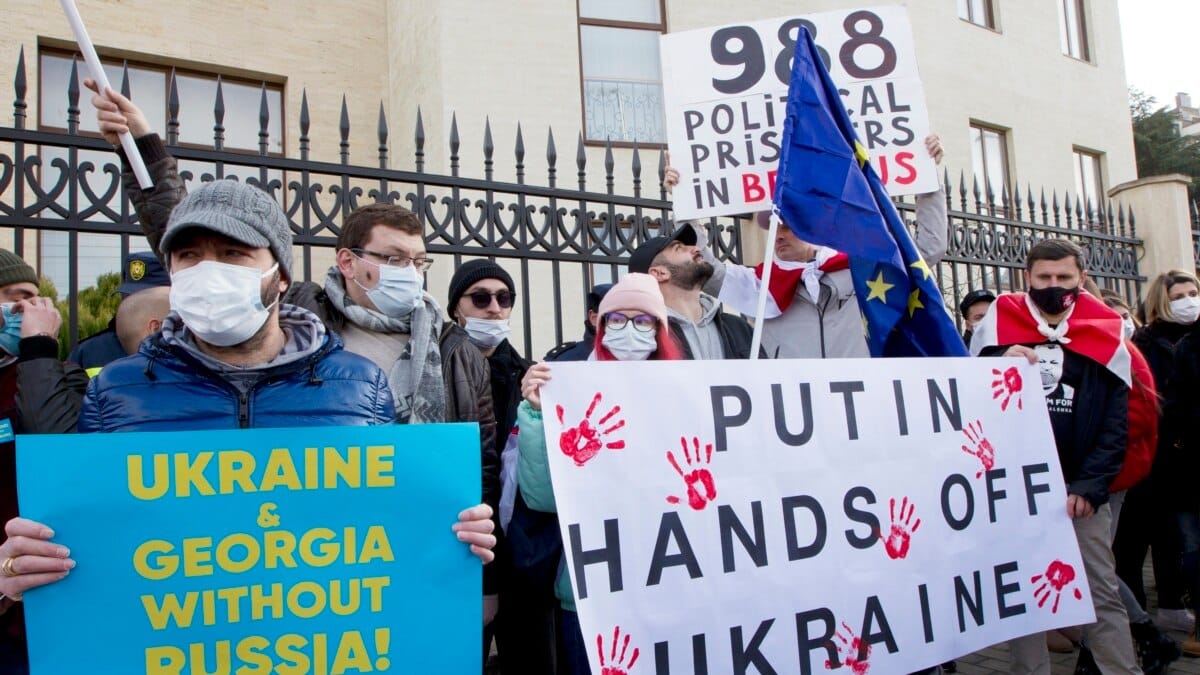 Грузинские правозащитные организации потребовали ввести визовый режим для россиян