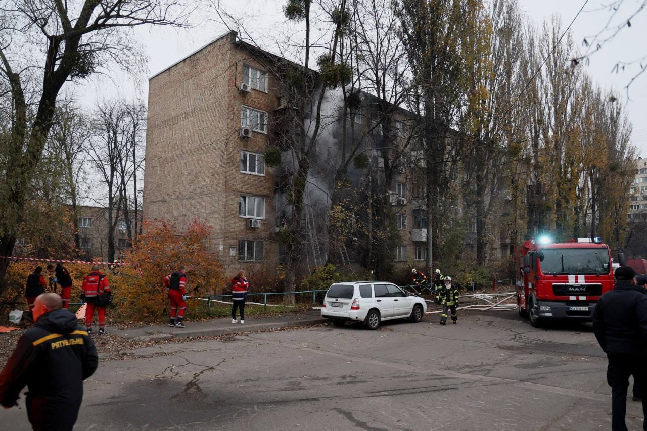 Россия ударила ракетами сразу по нескольким городам Украины. В Киеве есть попадания в жилые дома  