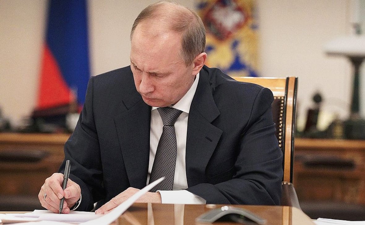 Владимир Путин подписал указ о проверке отказавшихся от украинского паспорта граждан РФ
