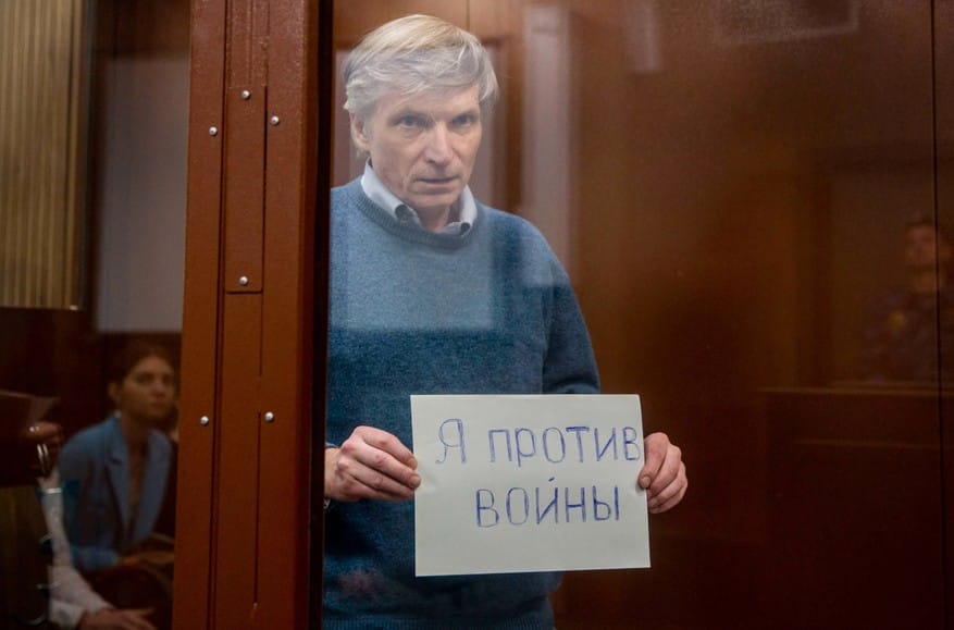 Более 100 врачей подписали открытое письмо Путину с требованием госпитализировать Алексея Горинова. Врачи говорят, что его жизнь под угрозой
