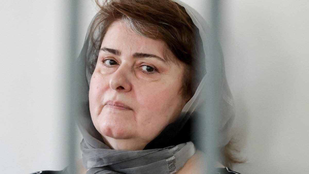 Зарему Мусаеву обвинили в том, что она сорвала погон и ударила по шее сотрудника колонии. Она говорит, что этого не было