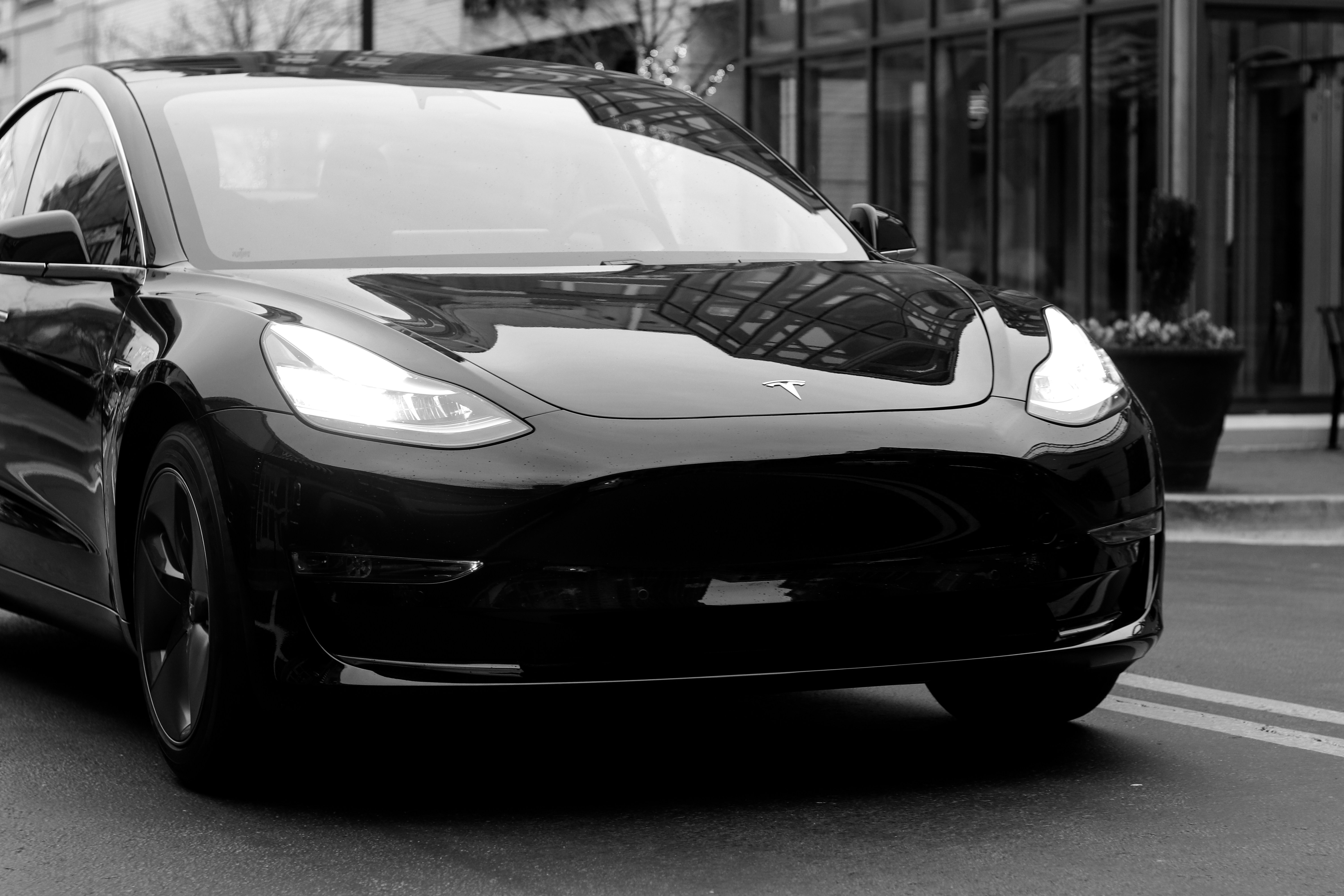 Продажи Tesla в Германии упали на 76% на фоне скандалов Маска с неоднозначными жестами и поддержкой ультраправых из AFD