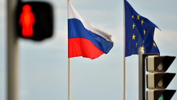В новый пакет санкций Евросоюза попали более сотни судов «теневого флота», АвтоВАЗ и «Красмаш». ЕС ввел запрет на импорт СПГ